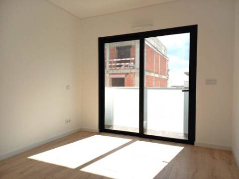 Apartamento T4 novo com 162,67m2, terraço no topo, garagem para 3 viaturas