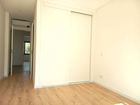 Apartamento T4 novo com 162,67m2, terraço no topo, garagem para 3 viaturas