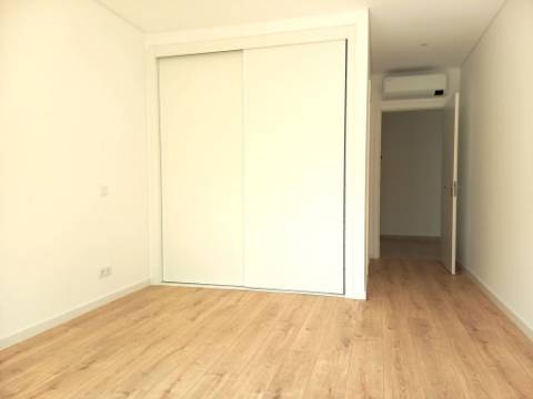 Apartamento T4 novo com 162,67m2, terraço no topo, garagem para 3 viaturas