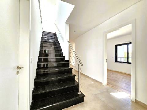 Apartamento T4 novo com 162,67m2, terraço no topo, garagem para 3 viaturas