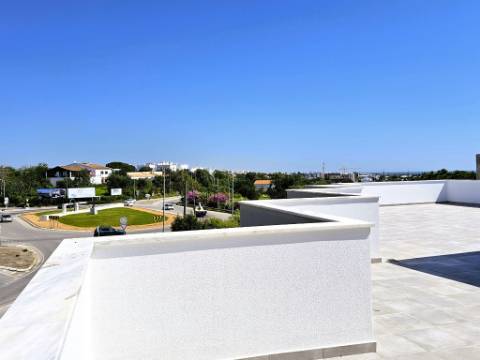 Apartamento T4 novo com 162,67m2, terraço no topo, garagem para 3 viaturas