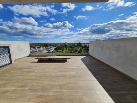 Nova moradia T4 com piscina, vistas mar, centro de Tavira, Algarve