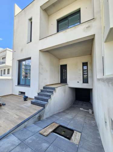 Nova moradia T4 com piscina, vistas mar, centro de Tavira, Algarve