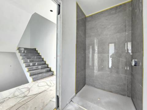 Nova moradia T4 com piscina, vistas mar, centro de Tavira, Algarve