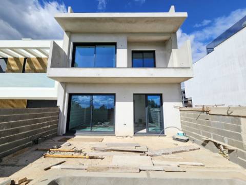 Nova moradia T4 com piscina, vistas mar, centro de Tavira, Algarve