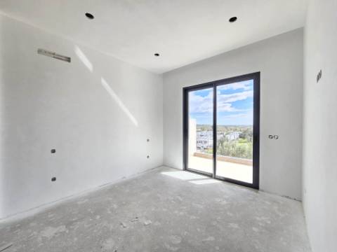 Nova moradia T4 com piscina, vistas mar, centro de Tavira, Algarve