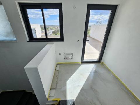 Nova moradia T4 com piscina, vistas mar, centro de Tavira, Algarve