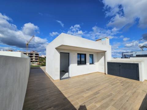 Nova moradia T4 com piscina, vistas mar, centro de Tavira, Algarve