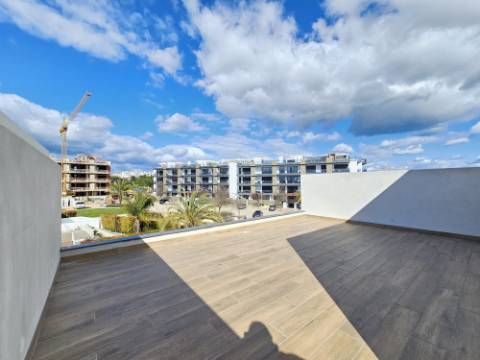 Nova moradia T4 com piscina, vistas mar, centro de Tavira, Algarve