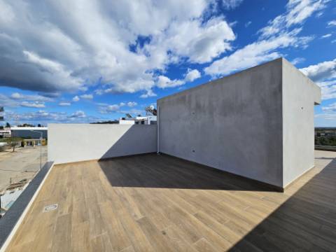 Nova moradia T4 com piscina, vistas mar, centro de Tavira, Algarve