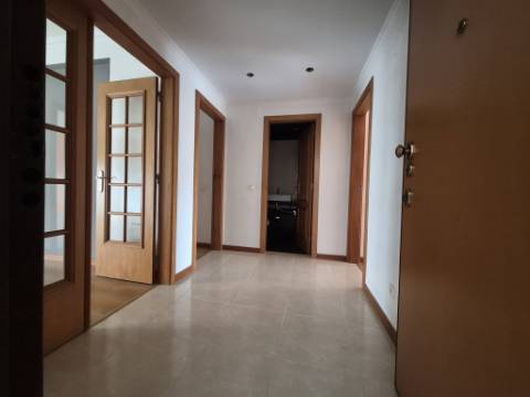 Apartamento T2 localizado no Feijó, Almada.