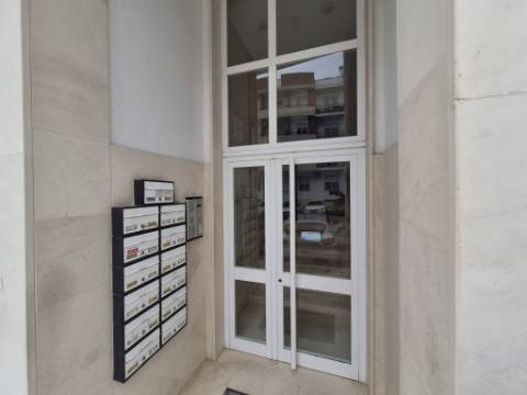 Apartamento T2 localizado no Feijó, Almada.