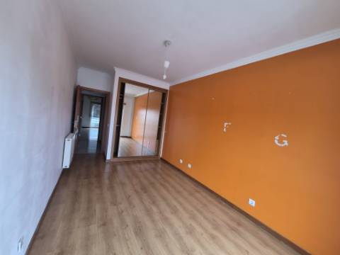 Apartamento T2 localizado no Feijó, Almada.