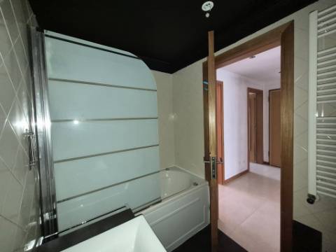 Apartamento T2 localizado no Feijó, Almada.