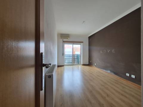 Apartamento T2 localizado no Feijó, Almada.