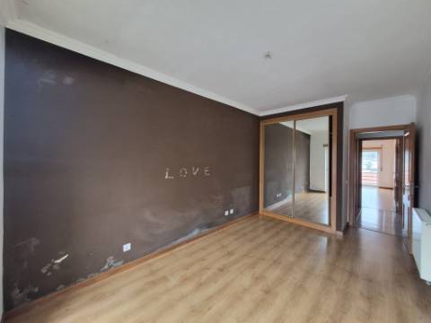 Apartamento T2 localizado no Feijó, Almada.