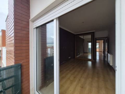 Apartamento T2 localizado no Feijó, Almada.