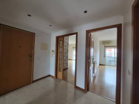 Apartamento T2 localizado no Feijó, Almada.