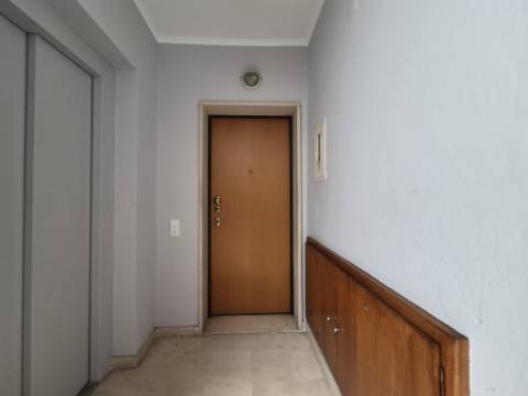Apartamento T2 localizado no Feijó, Almada.