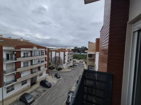 Apartamento T2 localizado no Feijó, Almada.