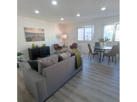 Apartamento T3 Totalmente Renovado em Benfica