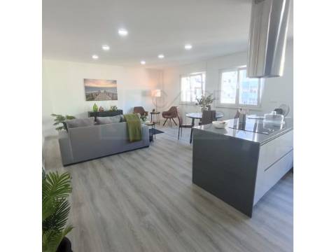 Apartamento T3 Totalmente Renovado em Benfica