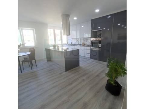 Apartamento T3 Totalmente Renovado em Benfica