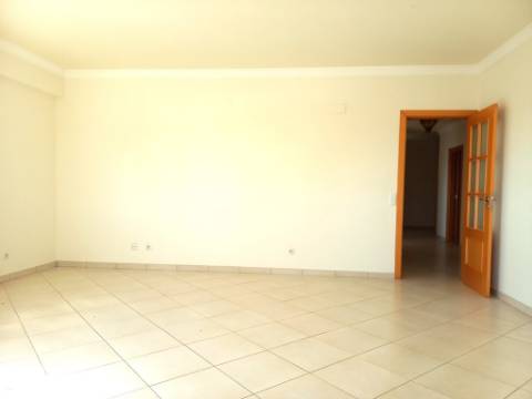 Apartamento T2 com 124,64m2, parqueamento para 2 viaturas, no centro de Tavira, Algarve