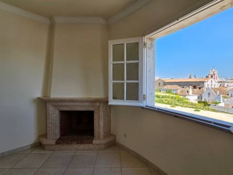 Apartamento T2 com 124,64m2, parqueamento para 2 viaturas, no centro de Tavira, Algarve