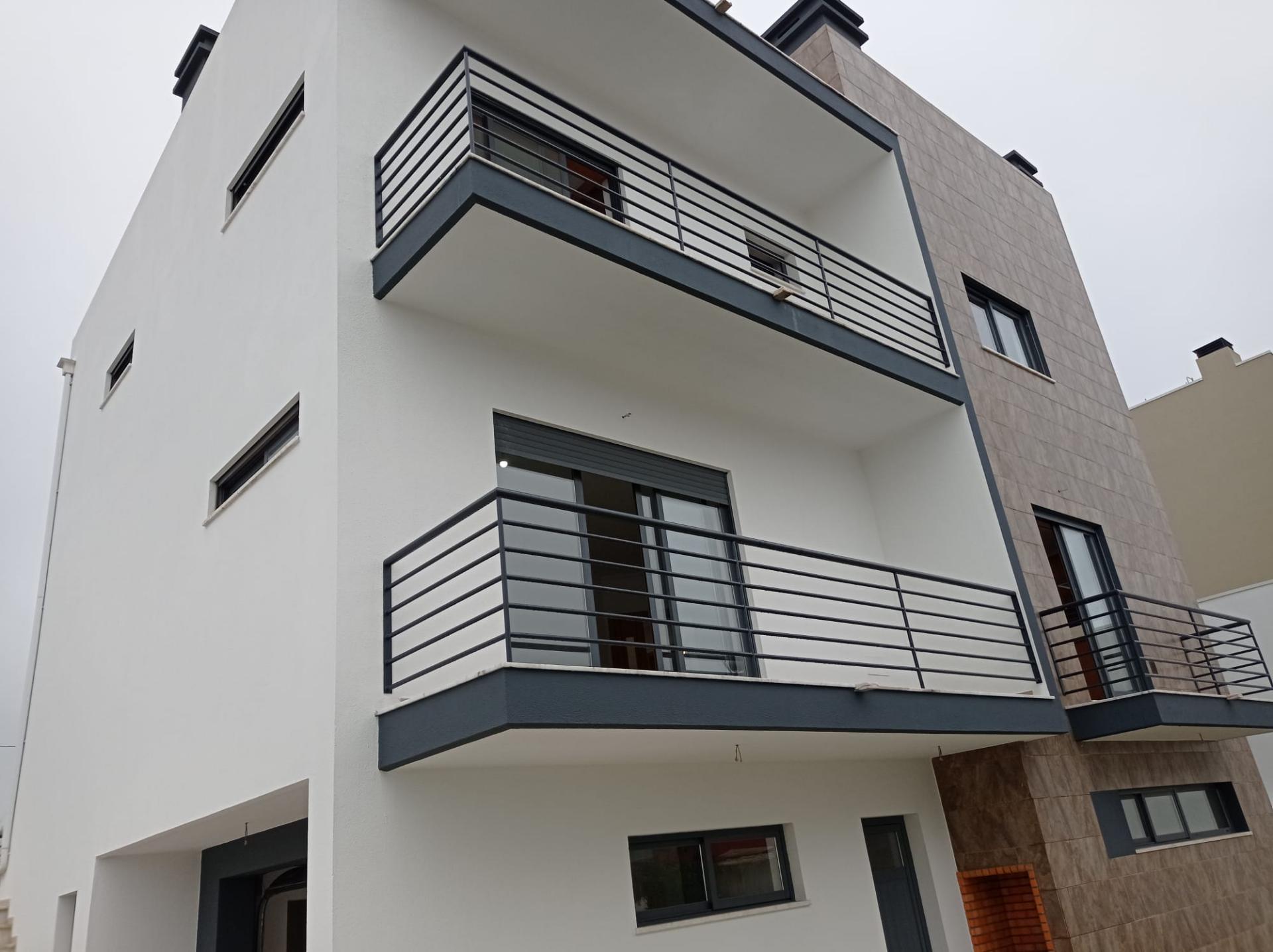 Moradia T5 - Totalmente renovada, no Feijó, Almada