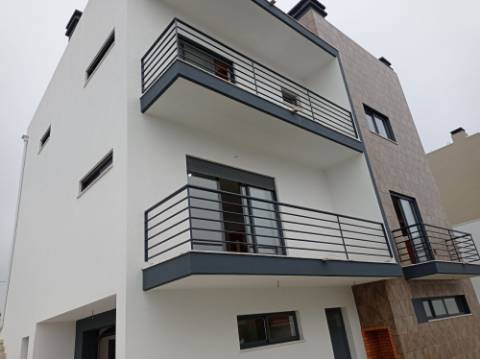 Moradia T5 - Totalmente renovada, no Feijó, Almada