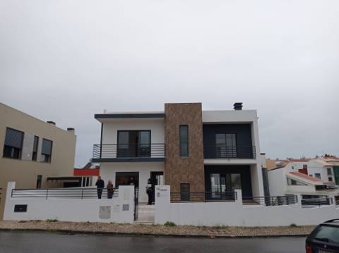 Moradia T5 - Totalmente renovada, no Feijó, Almada