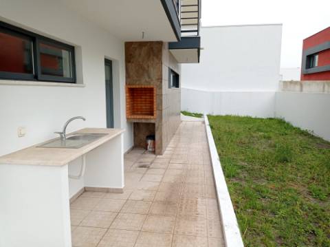 Moradia T5 - Totalmente renovada, no Feijó, Almada