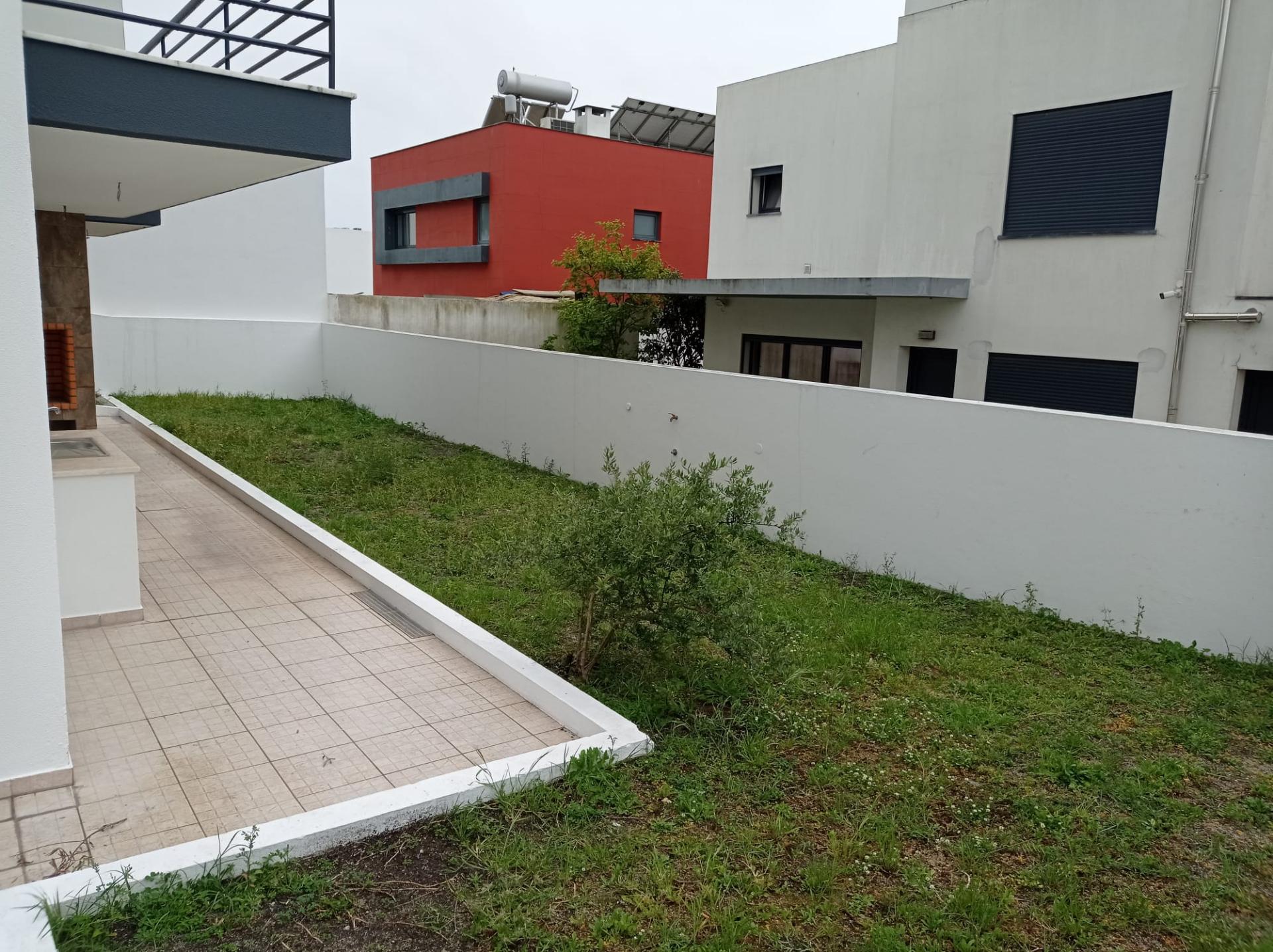 Moradia T5 - Totalmente renovada, no Feijó, Almada