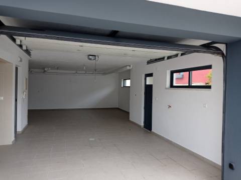 Moradia T5 - Totalmente renovada, no Feijó, Almada