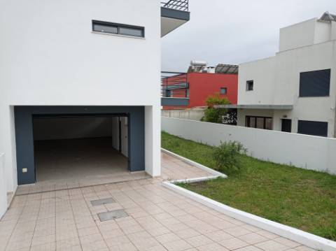 Moradia T5 - Totalmente renovada, no Feijó, Almada