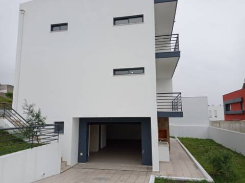 Moradia T5 - Totalmente renovada, no Feijó, Almada