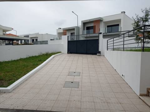 Moradia T5 - Totalmente renovada, no Feijó, Almada