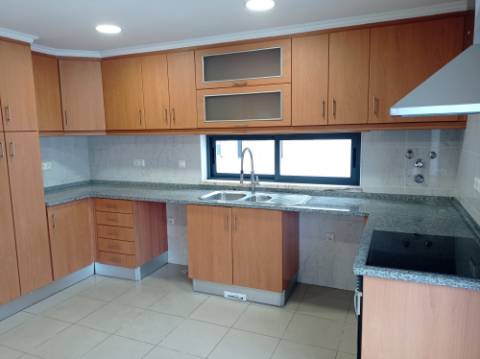 Moradia T5 - Totalmente renovada, no Feijó, Almada