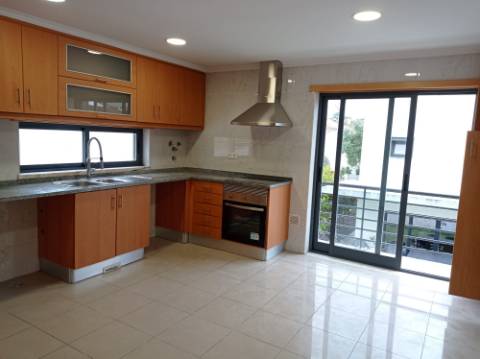 Moradia T5 - Totalmente renovada, no Feijó, Almada