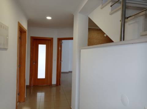 Moradia T5 - Totalmente renovada, no Feijó, Almada