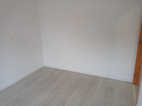 Moradia T5 - Totalmente renovada, no Feijó, Almada