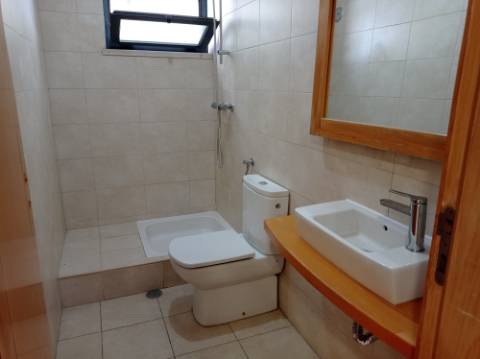 Moradia T5 - Totalmente renovada, no Feijó, Almada