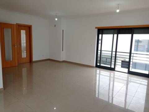 Moradia T5 - Totalmente renovada, no Feijó, Almada