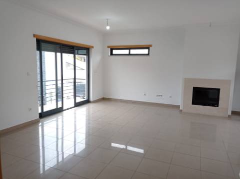 Moradia T5 - Totalmente renovada, no Feijó, Almada