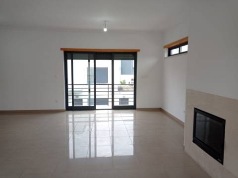 Moradia T5 - Totalmente renovada, no Feijó, Almada