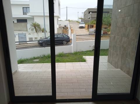 Moradia T5 - Totalmente renovada, no Feijó, Almada