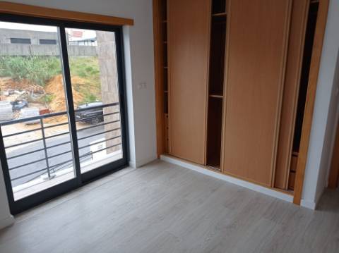 Moradia T5 - Totalmente renovada, no Feijó, Almada