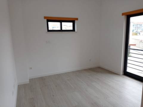 Moradia T5 - Totalmente renovada, no Feijó, Almada