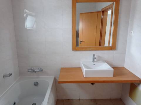 Moradia T5 - Totalmente renovada, no Feijó, Almada